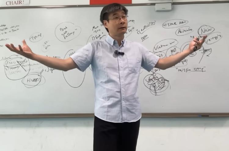  北京教师江学勤，两年前课堂预言惊人应验；如今对美伊冲突给出全新判断。 文化旅游