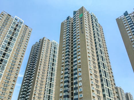 市场波动加剧背景下，大类资产配置成为稳健选择；邵希分享多资产布局心得。