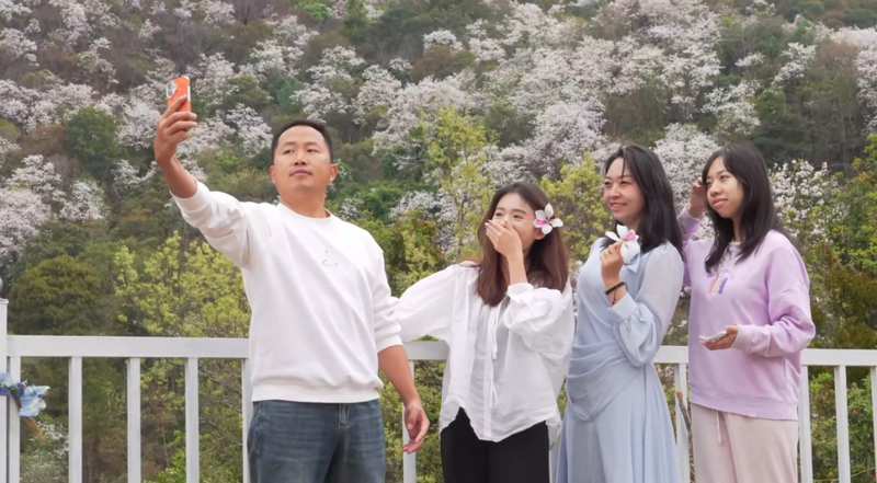 繁花似锦点亮春日；多地创新融合业态；春日经济图景生动展开。