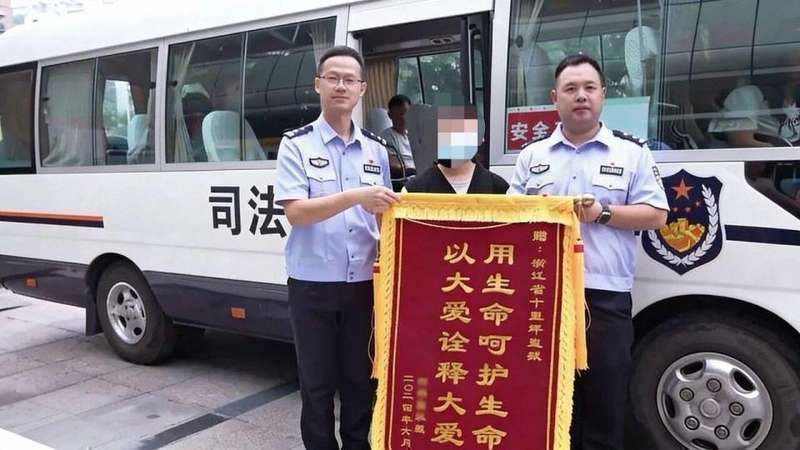  生命救援通道迅速打通；服刑父亲跨省捐肝救女；浙江民警全程护送，女儿逐渐恢复健康。 情感心理