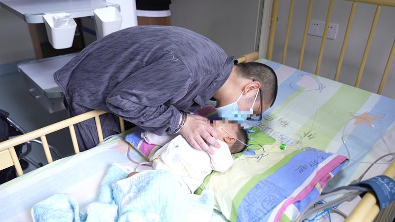  生命救援通道迅速打通；服刑父亲跨省捐肝救女；浙江民警全程护送，女儿逐渐恢复健康。 情感心理