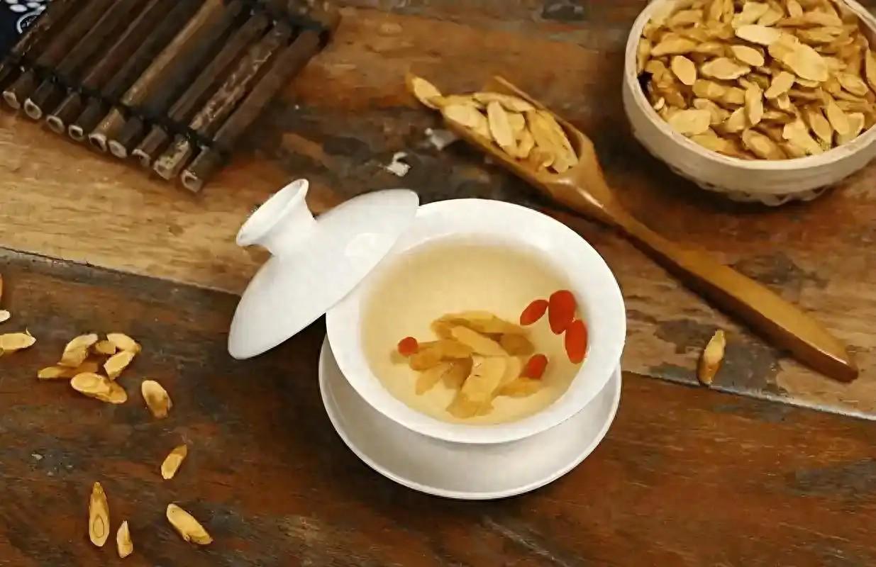  黄芪水深度指南：从药理成分到正确饮用方法全解析 健康养生