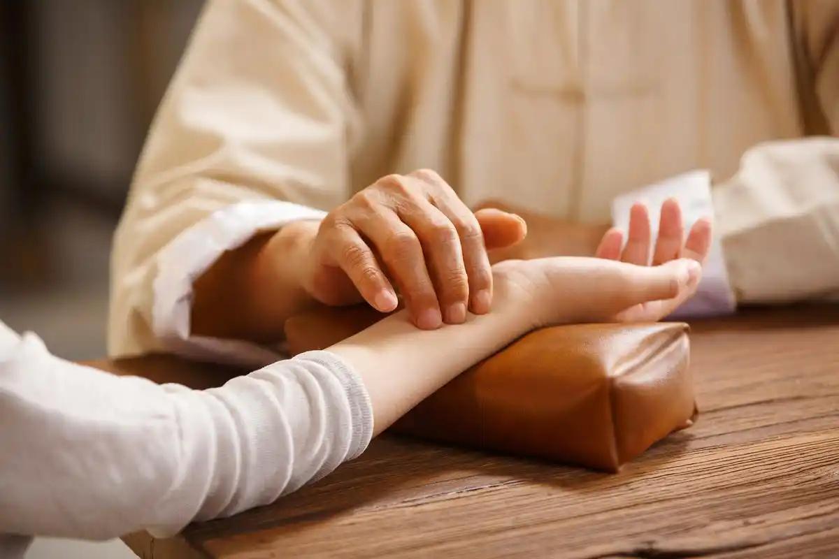  黄芪水深度指南：从药理成分到正确饮用方法全解析 健康养生